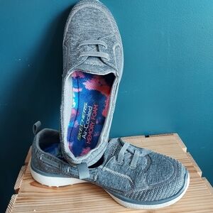 SKECHERS womans 7.5.